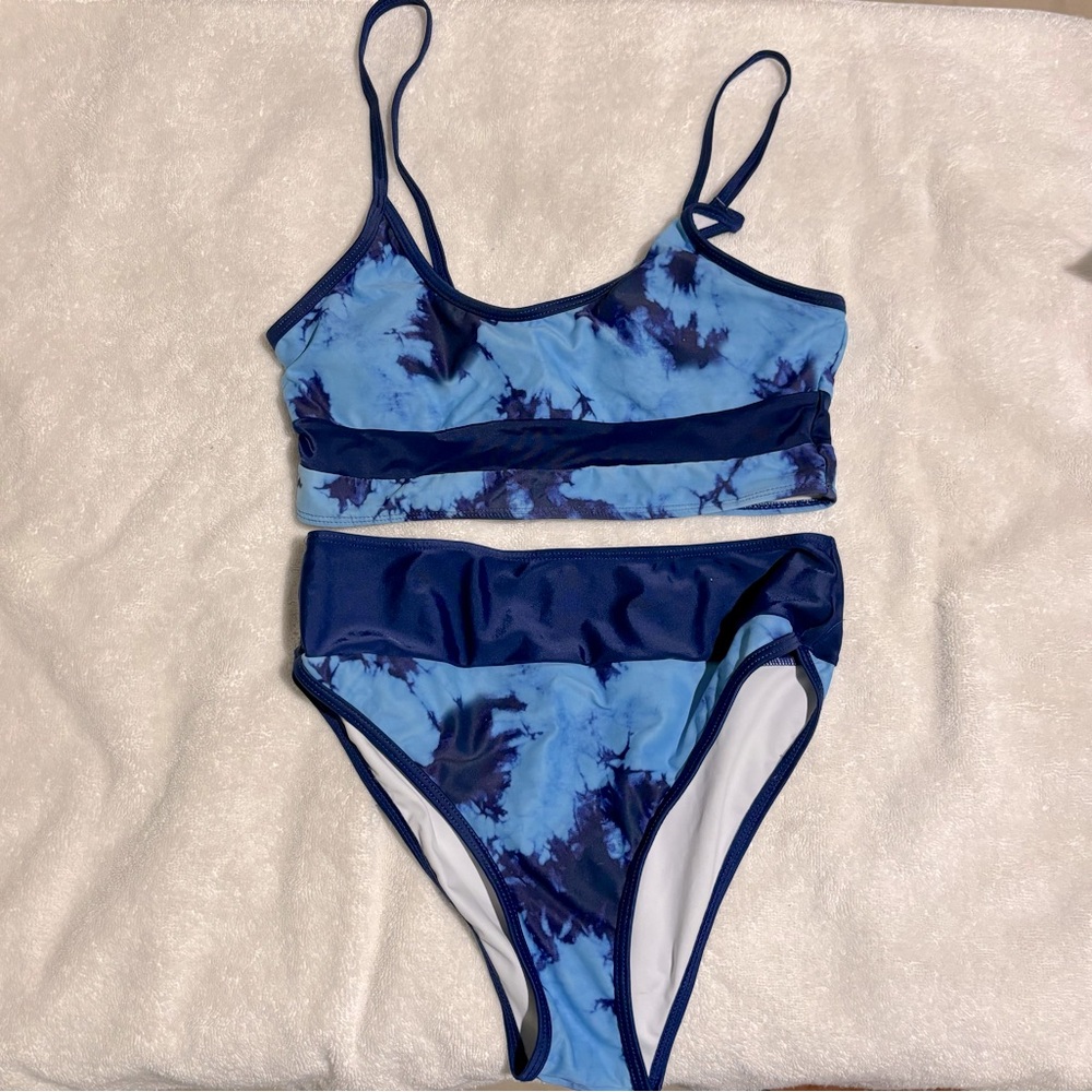Cute medium swimsuit! Comes with top and bottom!